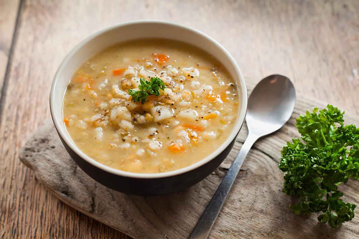 Scodella di minestra con fagioli borlotti e orzo