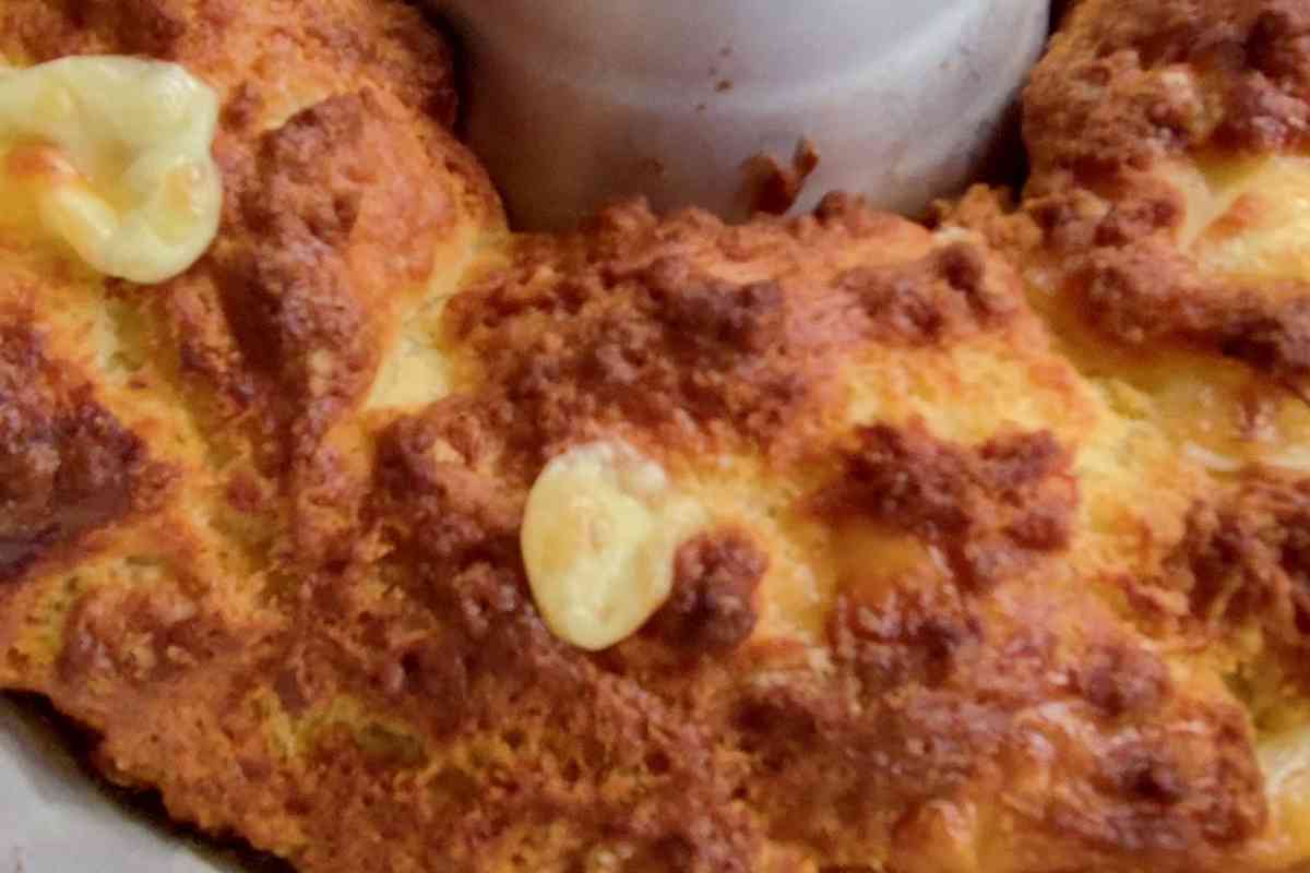 Torta di formaggio in uno stampo a ciambella