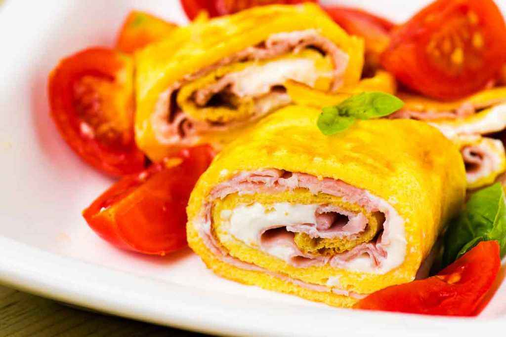 Rotolo di frittata con prosciutto cotto e mozzarella