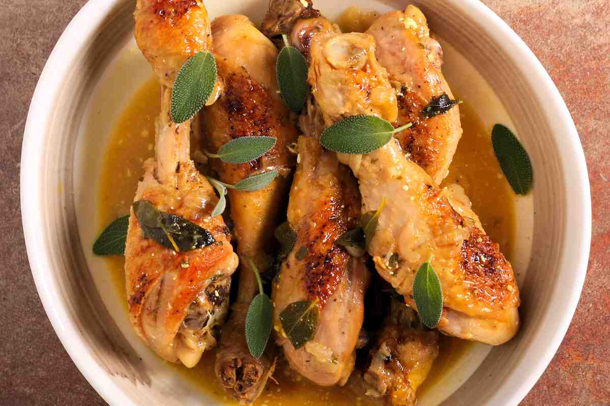 Cosce di pollo alla salvia in un vassoio