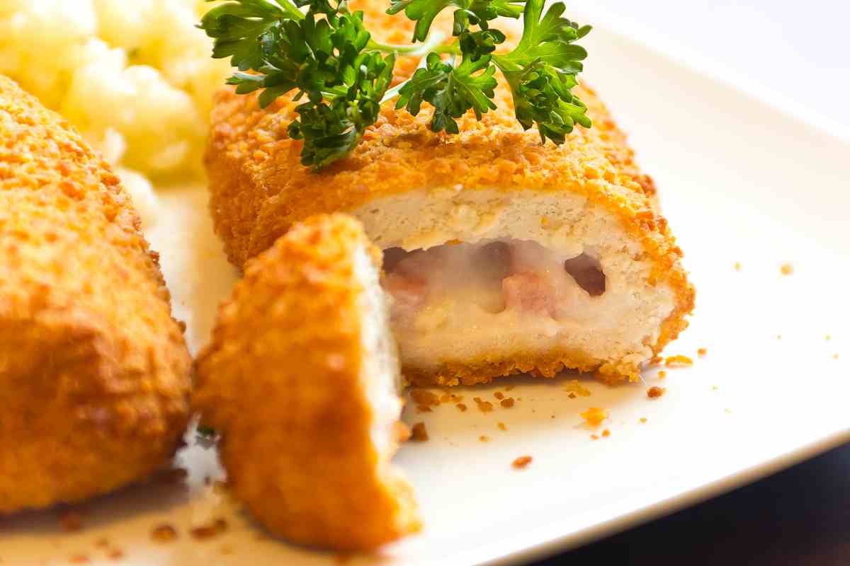 piatto con petti di pollo ripieni di prosciutto e formaggio