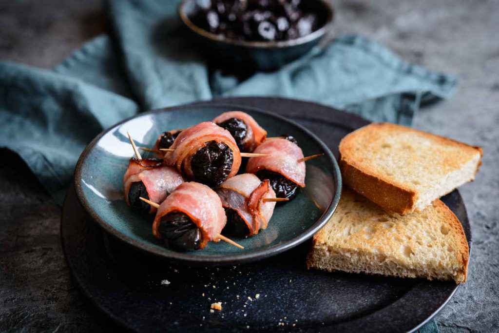 antipasto con bocconcini di bacon e prugne