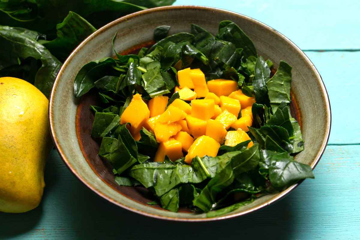 ciotola con insalata di mango e spinaci