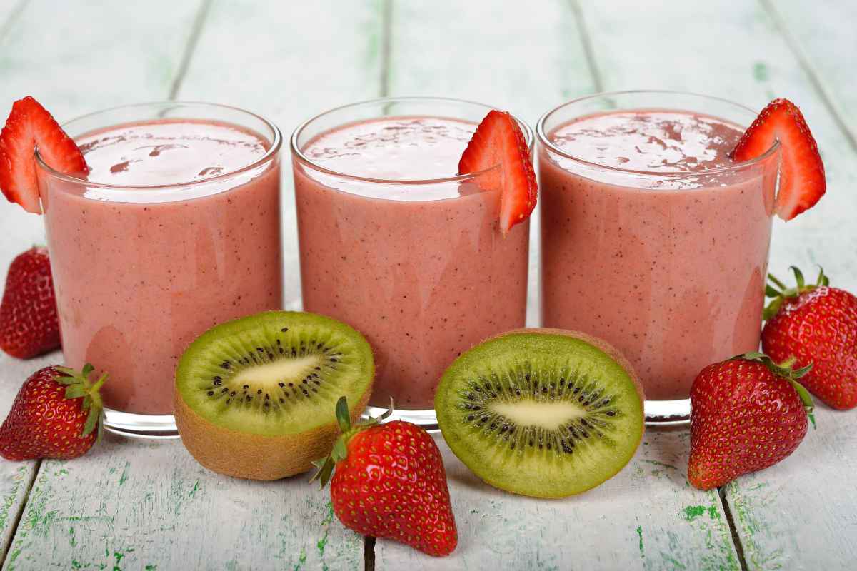 bicchieri con smoothie di frutta speziata