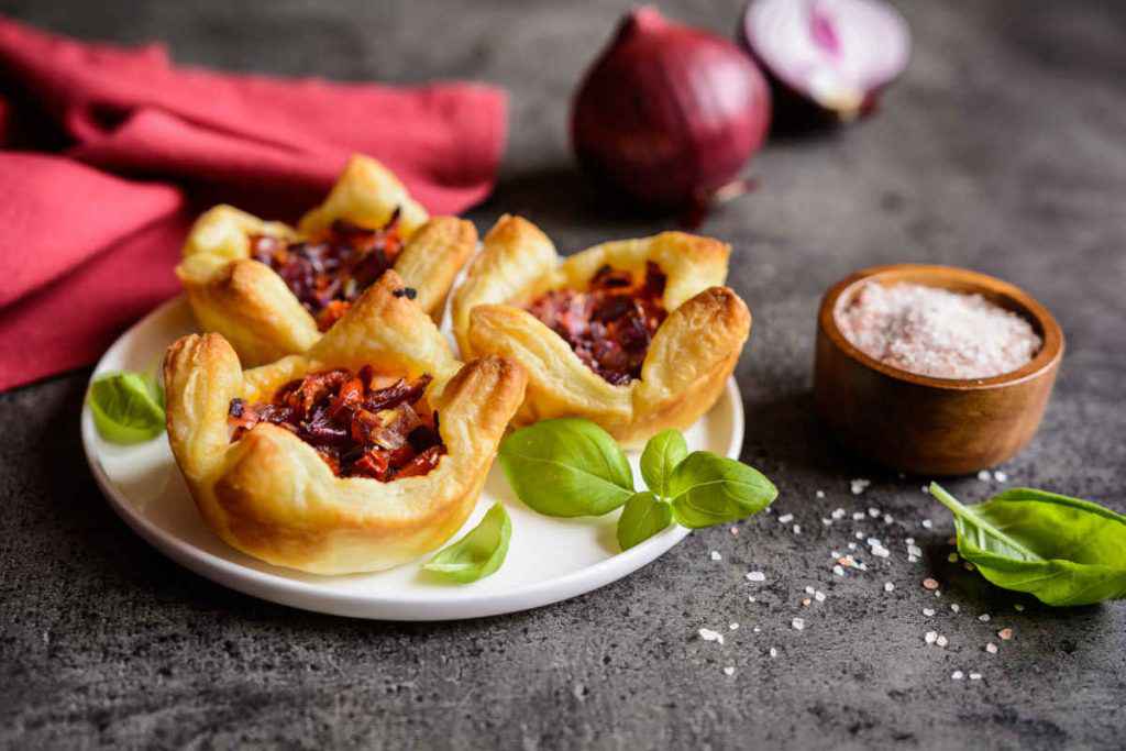 crostatine salate con cipolla rossa