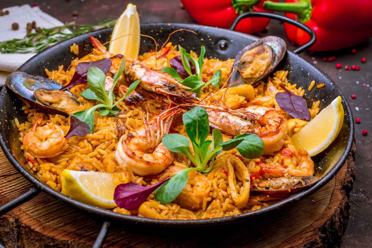 wok con paella de marisco ai frutti di mare