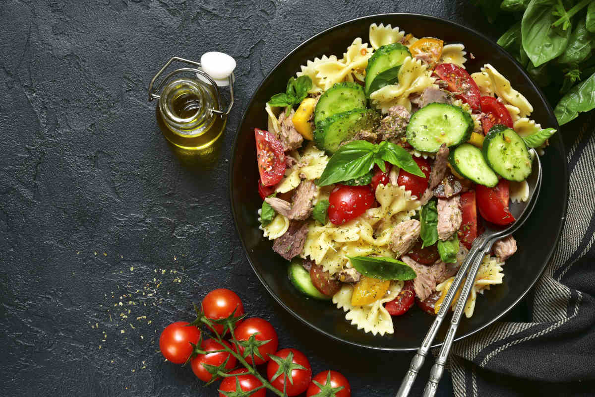 piatto di pasta con verdure e pesto di sgombro