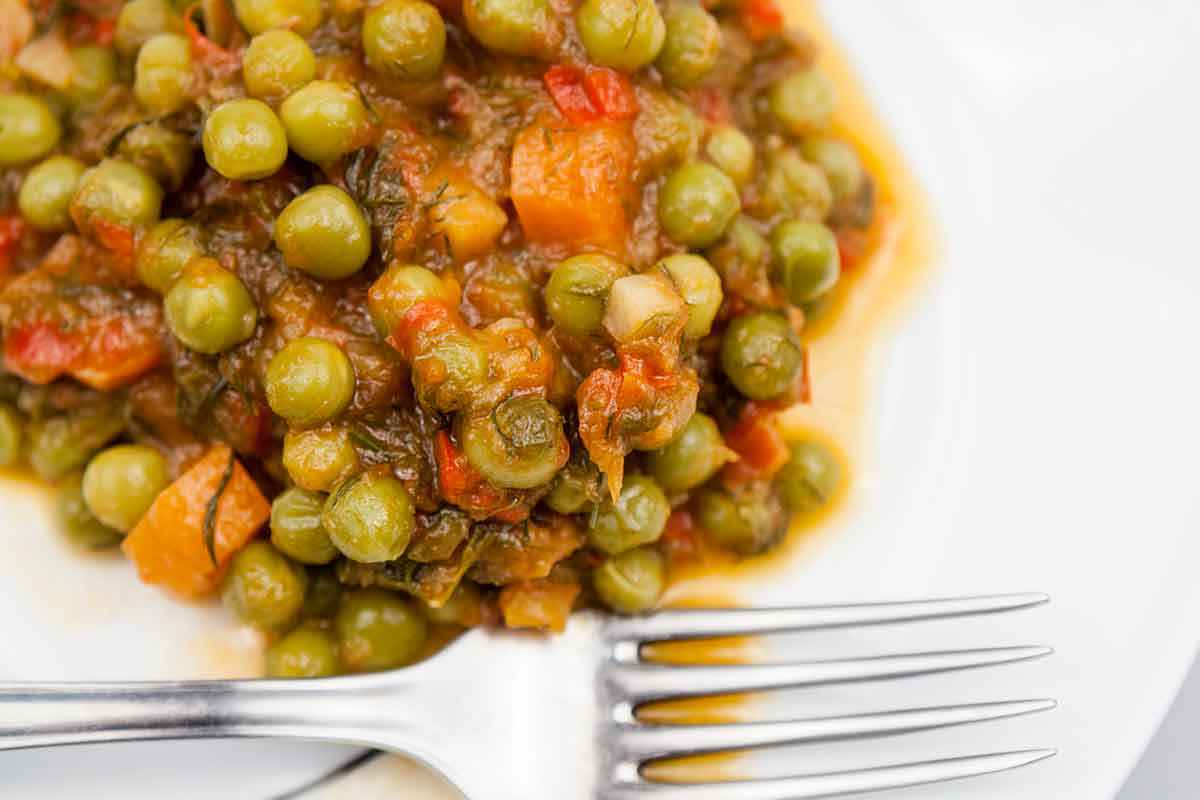 Piatto di piselli alla napoletana con pomodoro