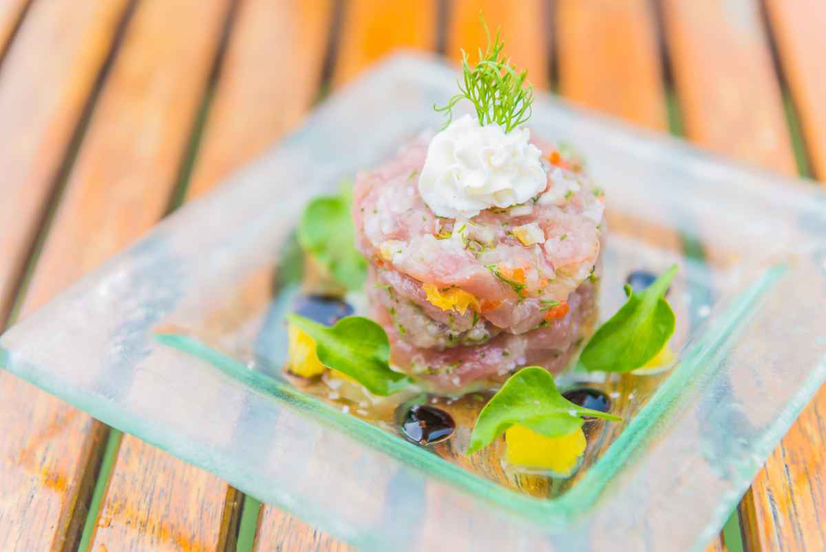 tartare di orata con pesche