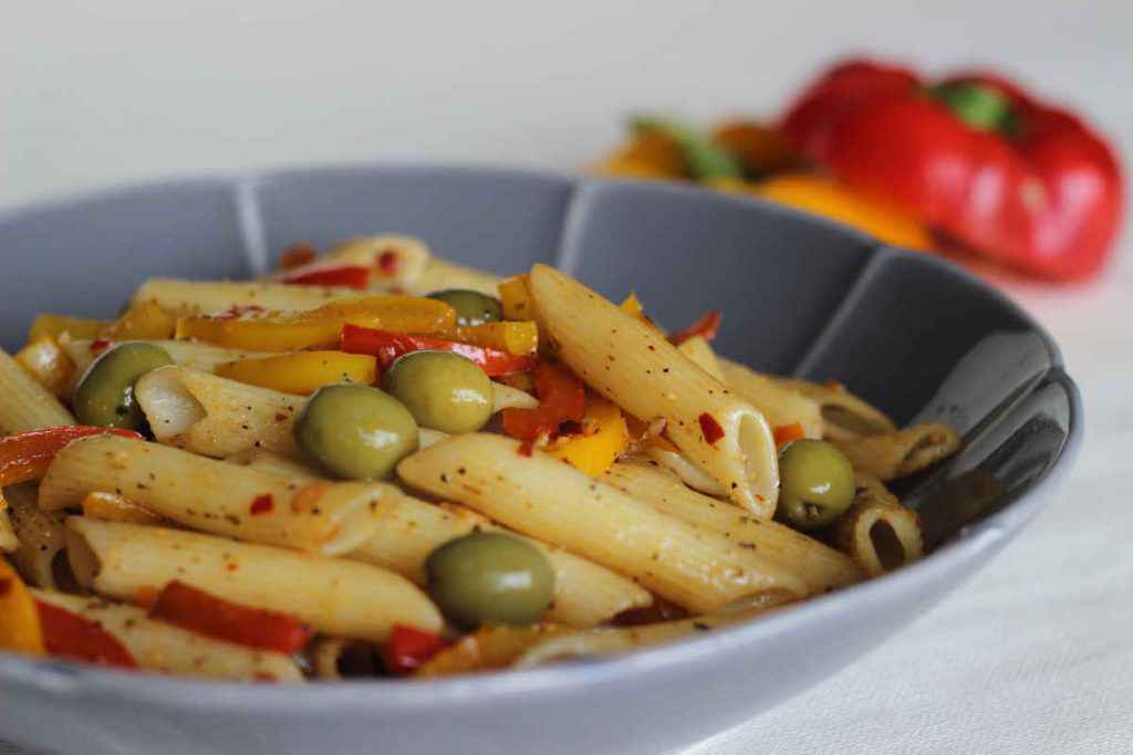 insalata di pasta vegana