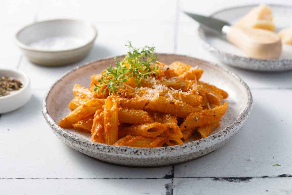 piatto di pasta con peperoni e ricotta