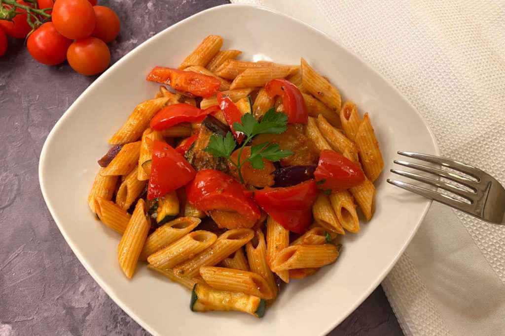 piatto di pasta con peperoni melanzane e zucchine