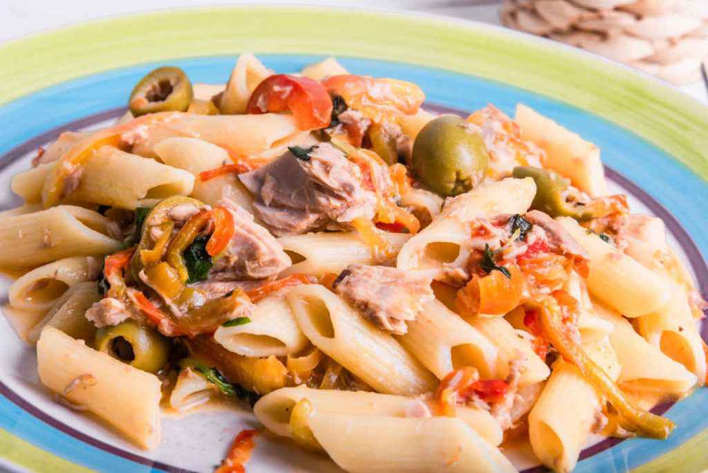 pasta con peperoni tonno olive e capperi