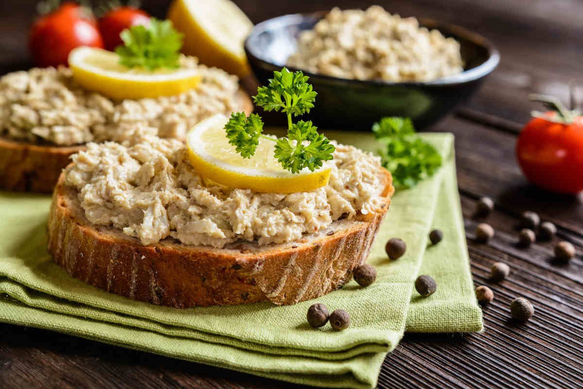 crostini con patè di sgombro su tovagliolo verde