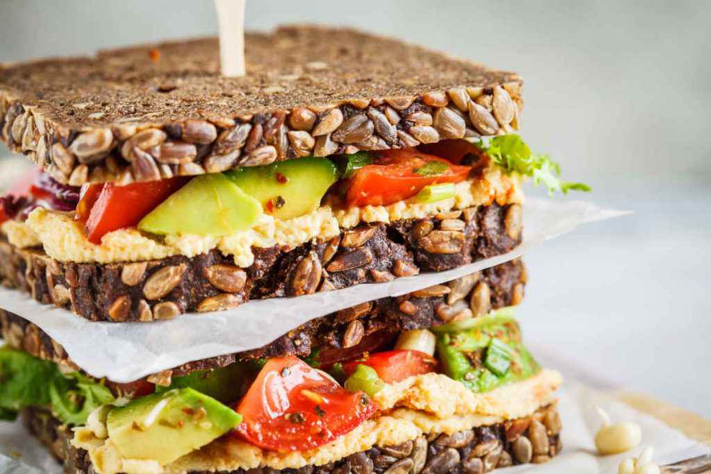 sandwich avocado, esempio di cosa portare in spiaggia da mangiare