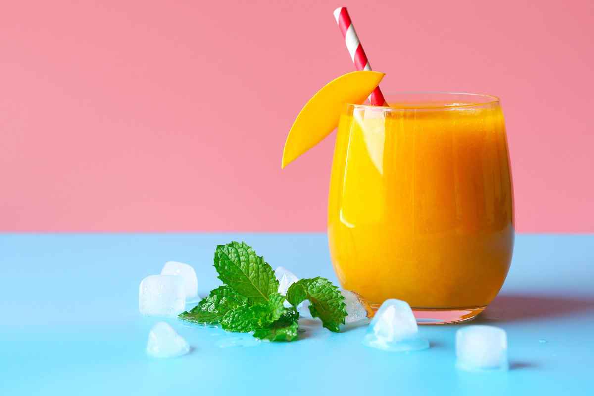 bicchiere con smoothie al mango