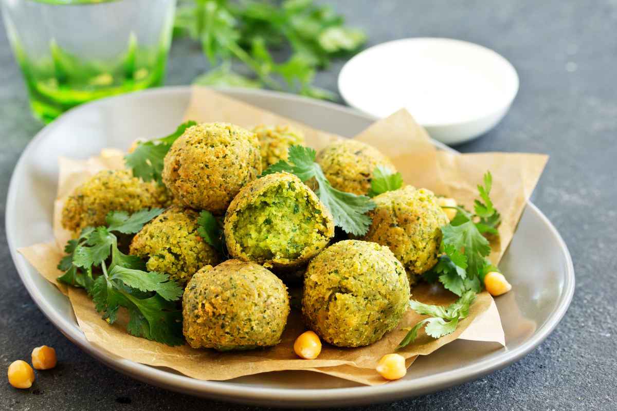 piatto da portata con polpette di verdure miste