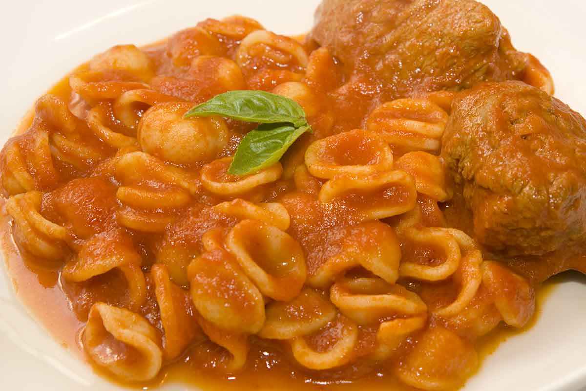 Piatto di strascinati con sugo di salsiccia e carne