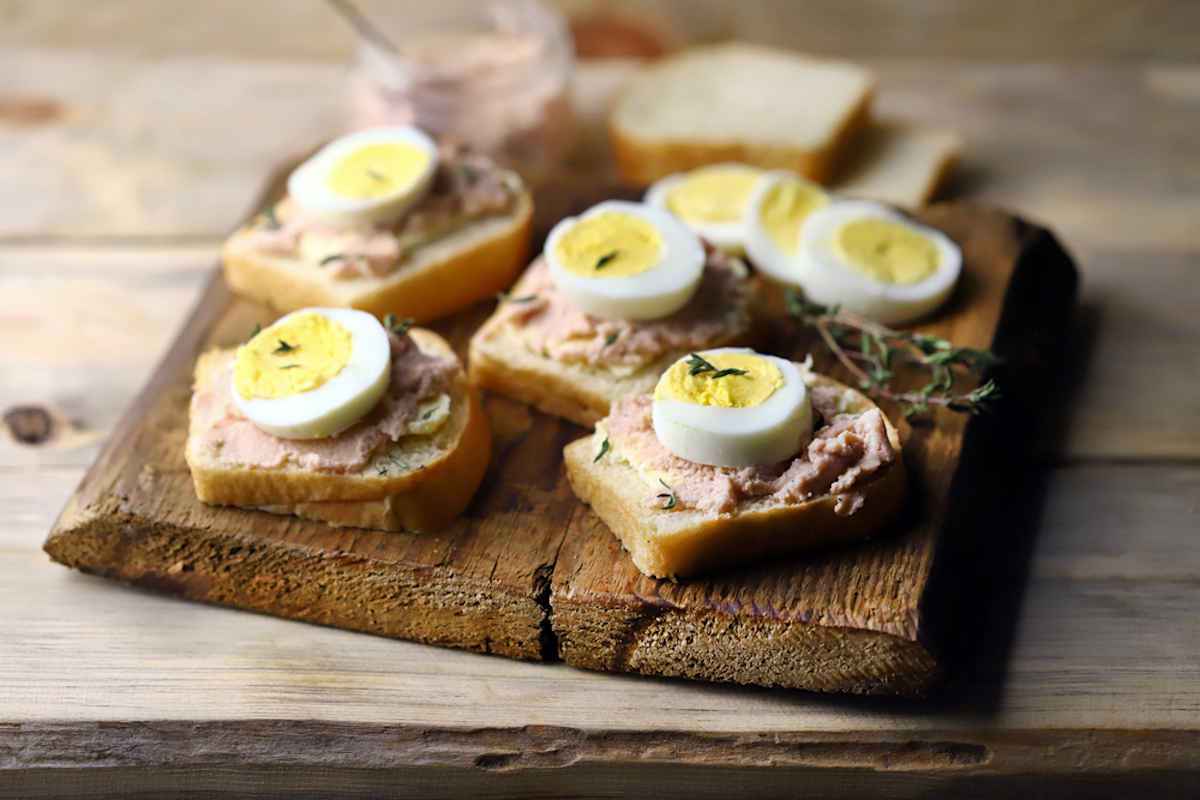 Tartine con uova sode