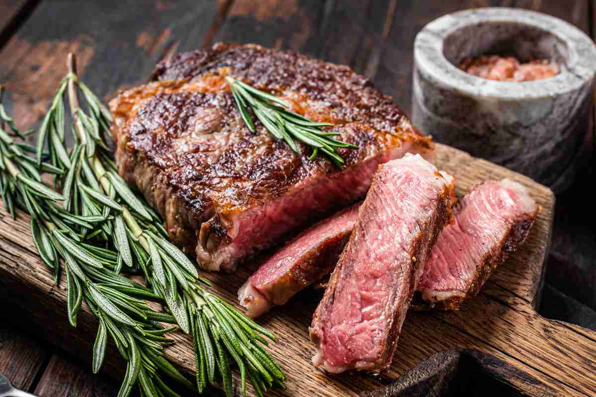 filetto di manzo al rosmarino su un tagliere