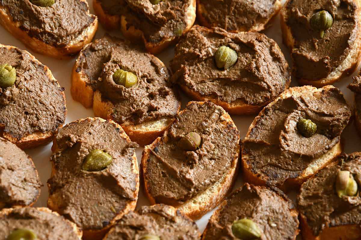 Crostini con fegatini di pollo fatti con la ricetta tipica toscana