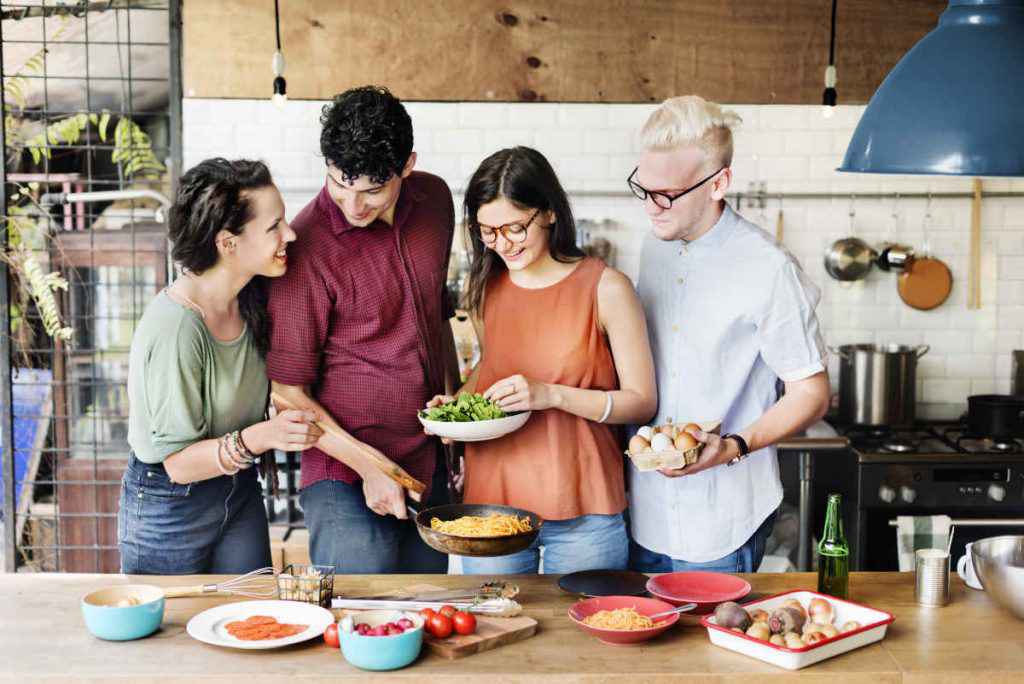 studenti fuori sede preparano il menu in cucina