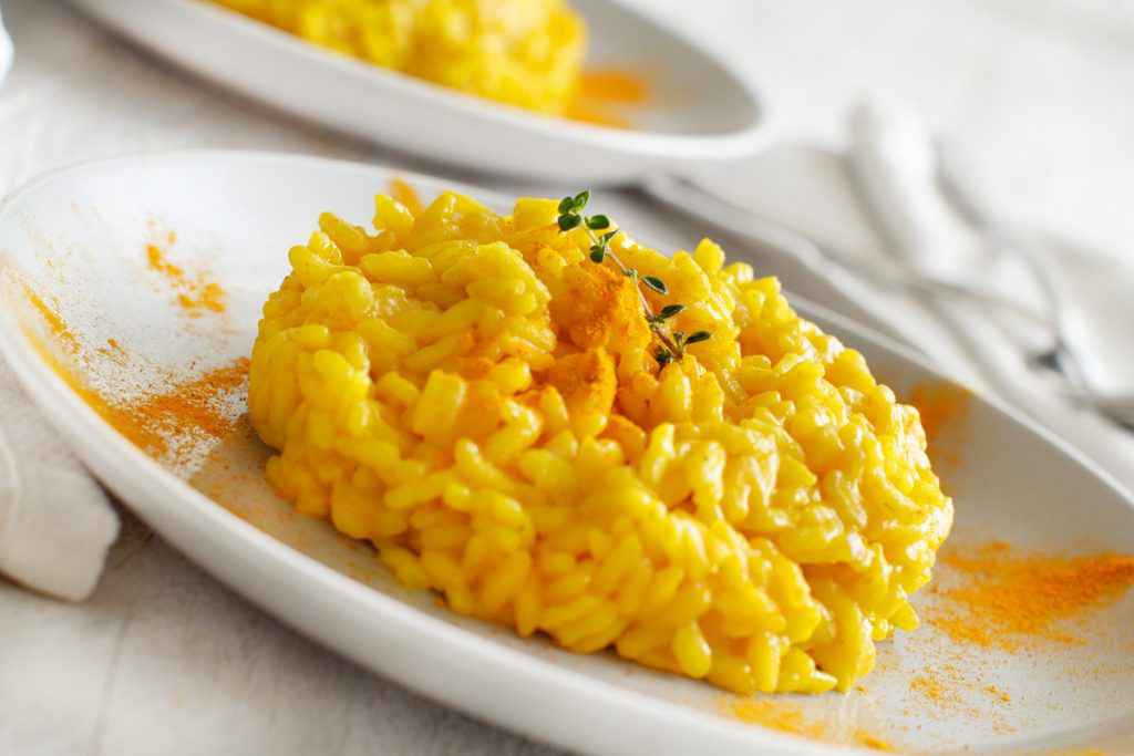 Risotto alla curcuma per un menu per la festa della donna