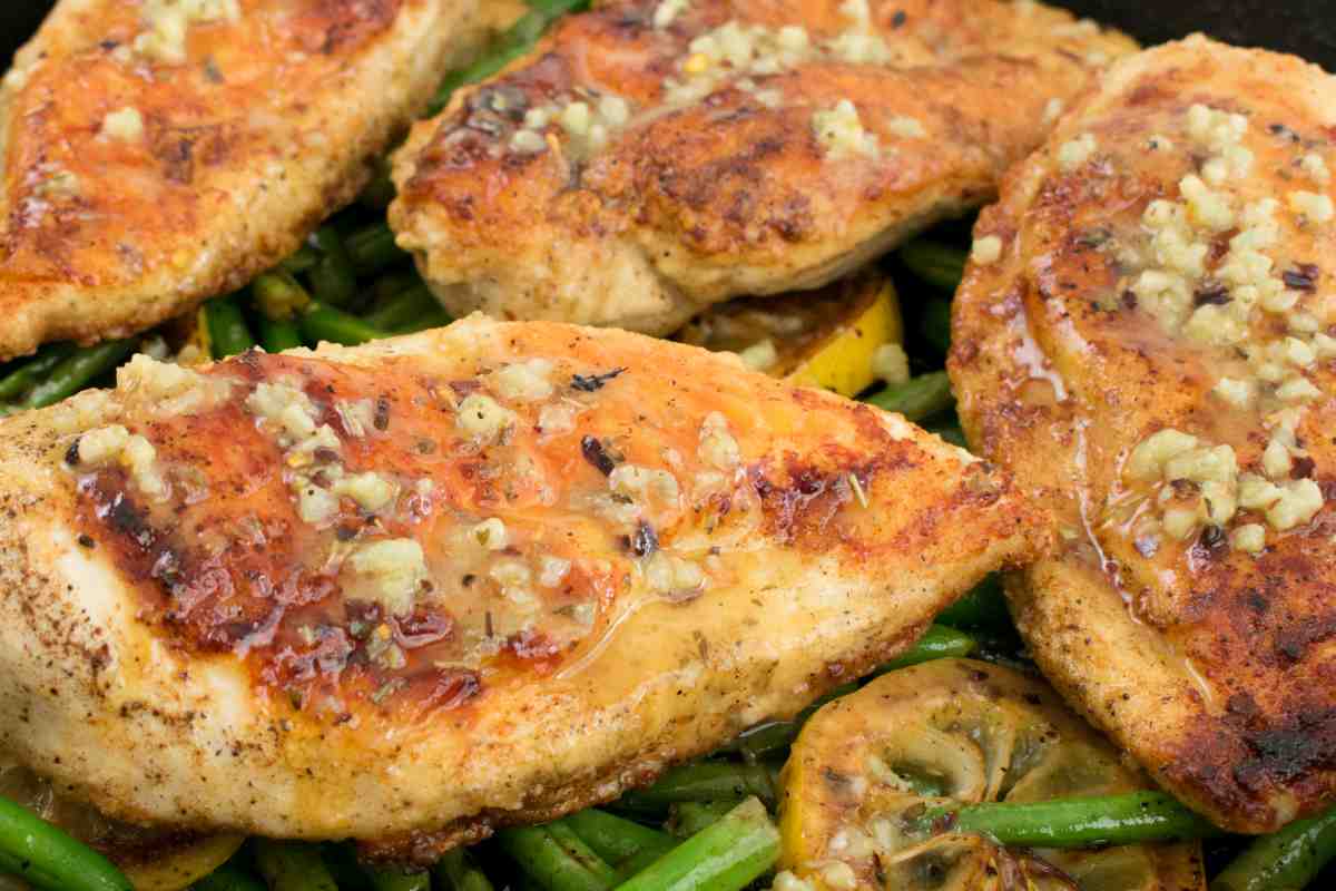 Petto di pollo arrosto all'aglio