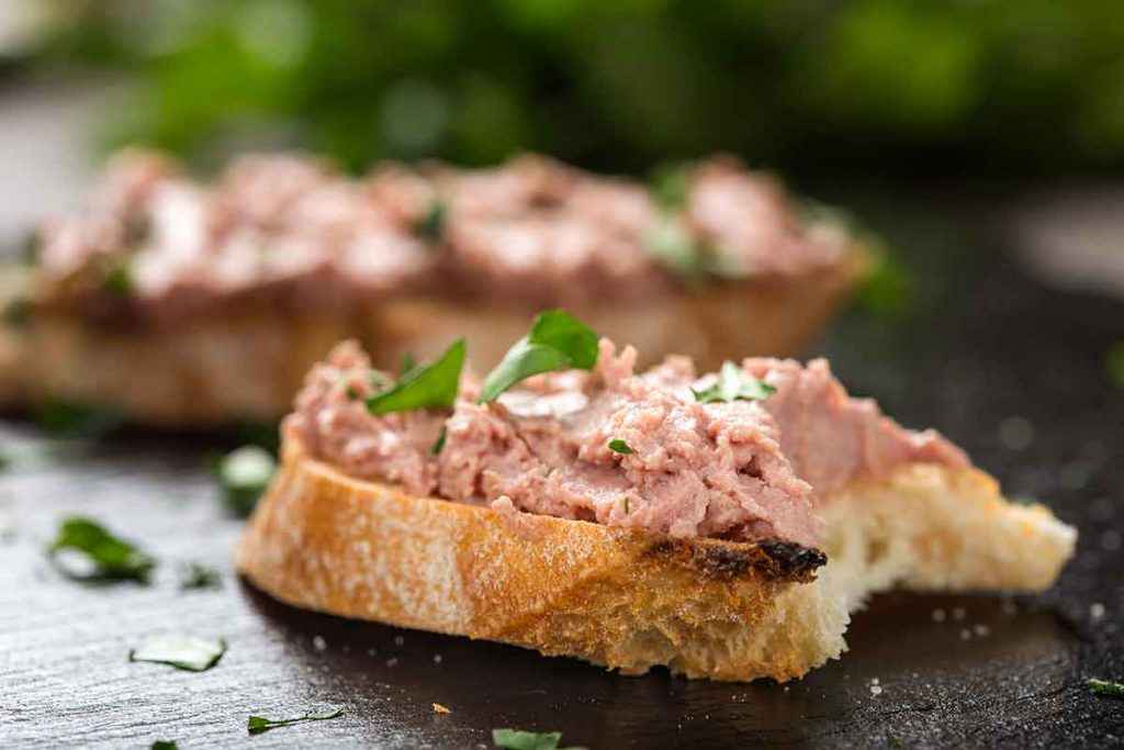 Crostini ricotta, salsiccia e rucola