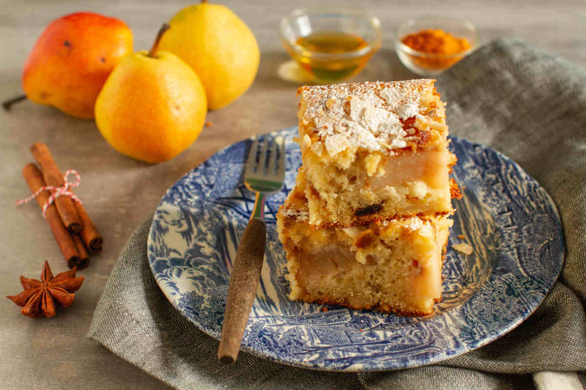 piatto da dessert con porzione di dolce di panettone e pere