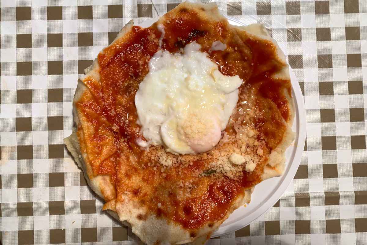 Pane frattau con uova in camicia e pecorino