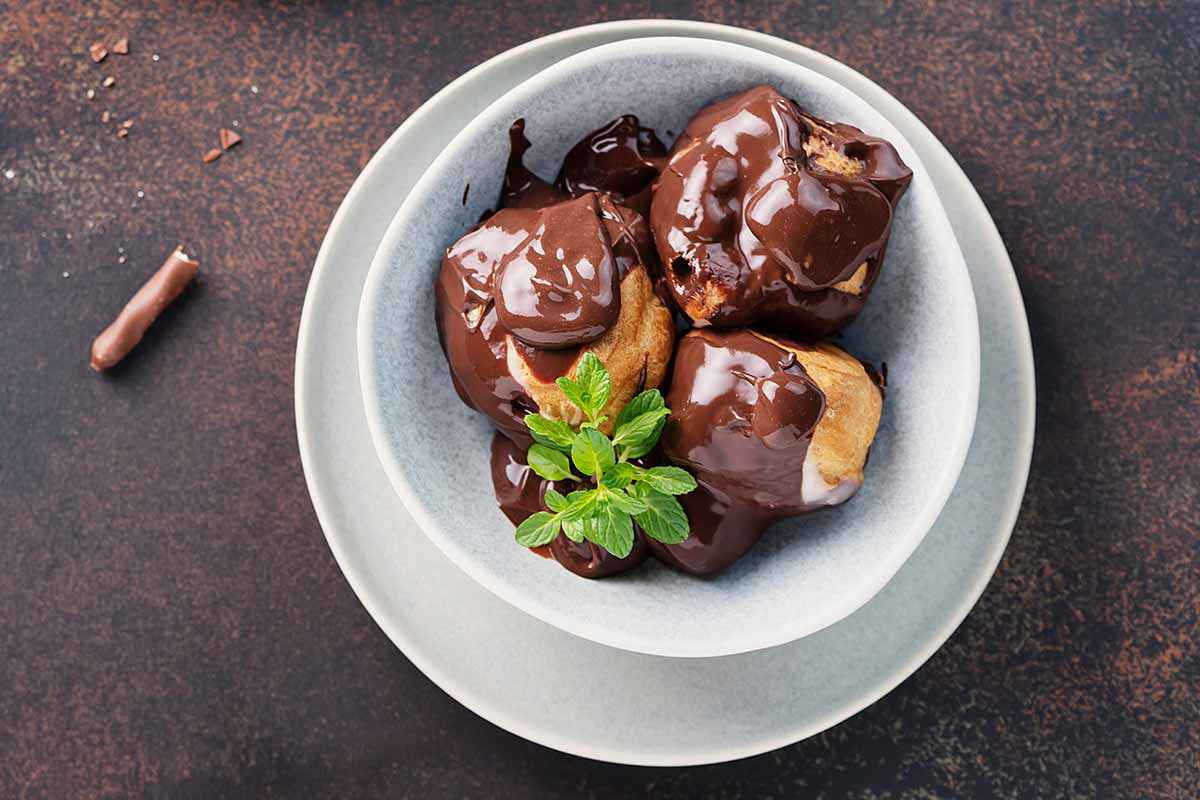 Ciotola con Profiteroles con ganache al cioccolato