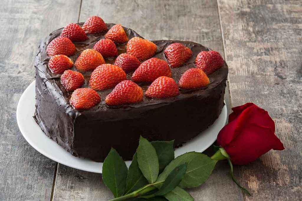 torta a forma di cuore di cioccolato alla panna per la festa della mamma