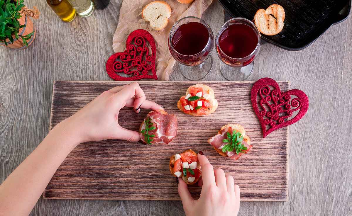 Tartine facili e sfiziose per San Valentino: 15 ricette veloci