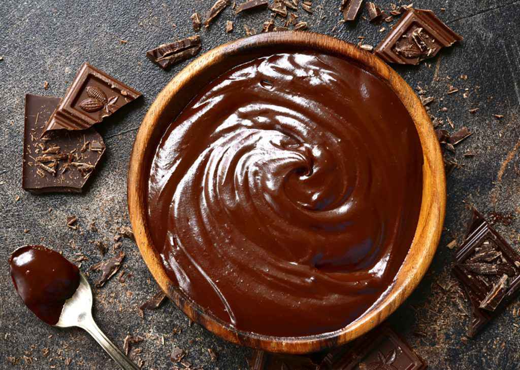 Crema ganache al cioccolato in una ciotola di legno