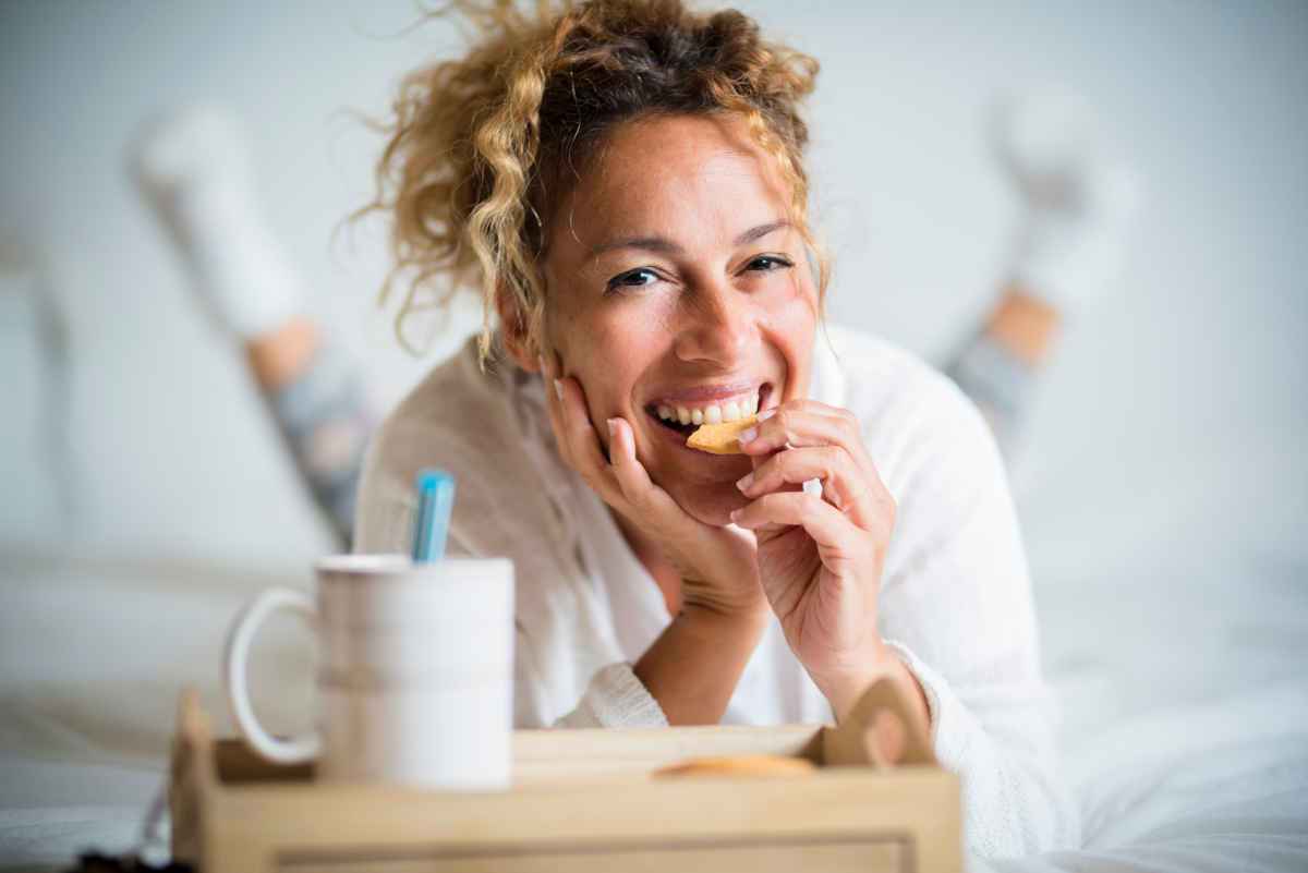 donna che mangia biscotti