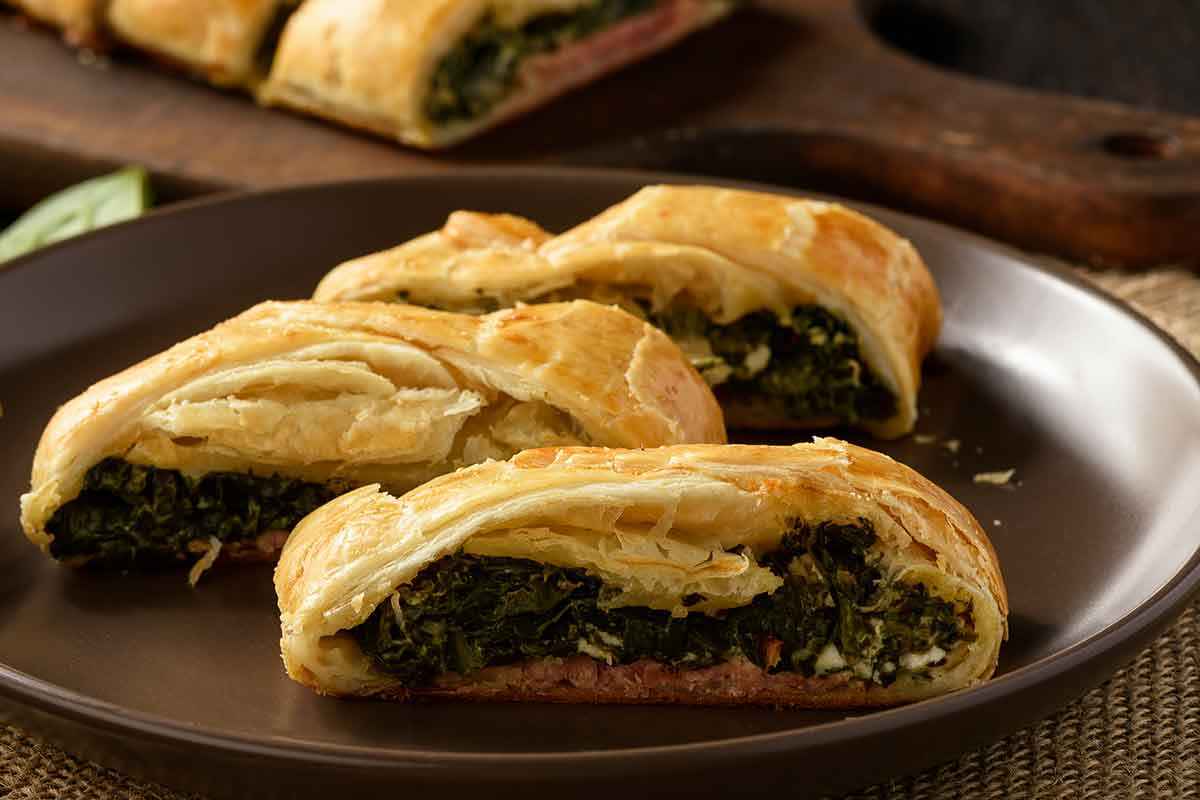 Rotolo di pasta sfoglia con cime di rapa e salsiccia