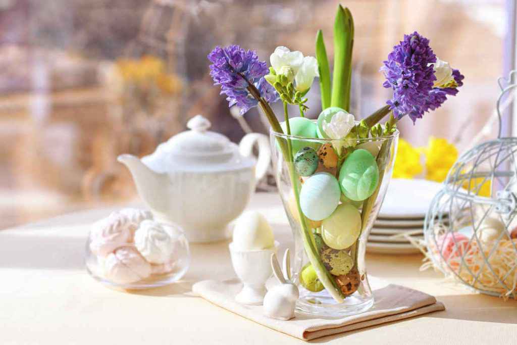 tavola di pasqua elegante con uova e fiori