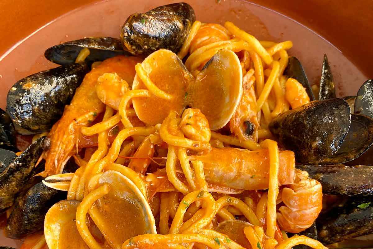 Troccoli con gamberi, rucola e cozze