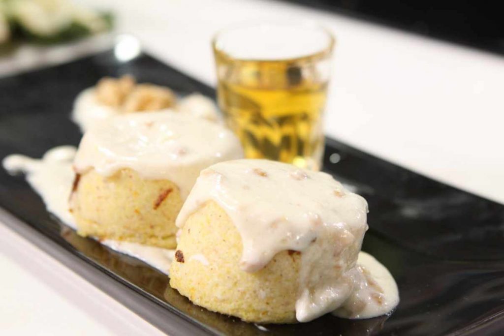 Margottini con crema di noci e taleggio su un vassoio