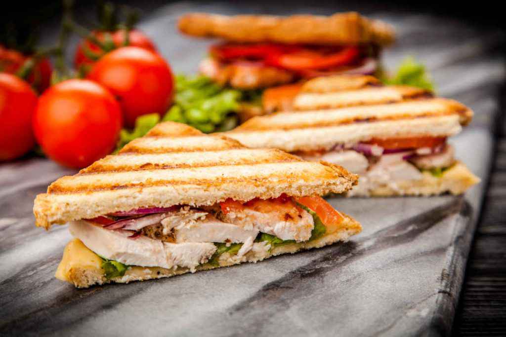 sandwich con insalata di pollo e avocado, perfetto come snack da spiaggia