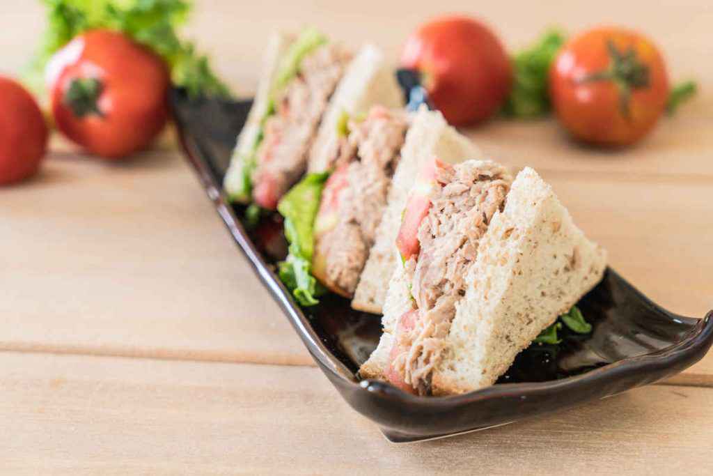 tramezzini al tonno, snack da spiaggia spezzafame