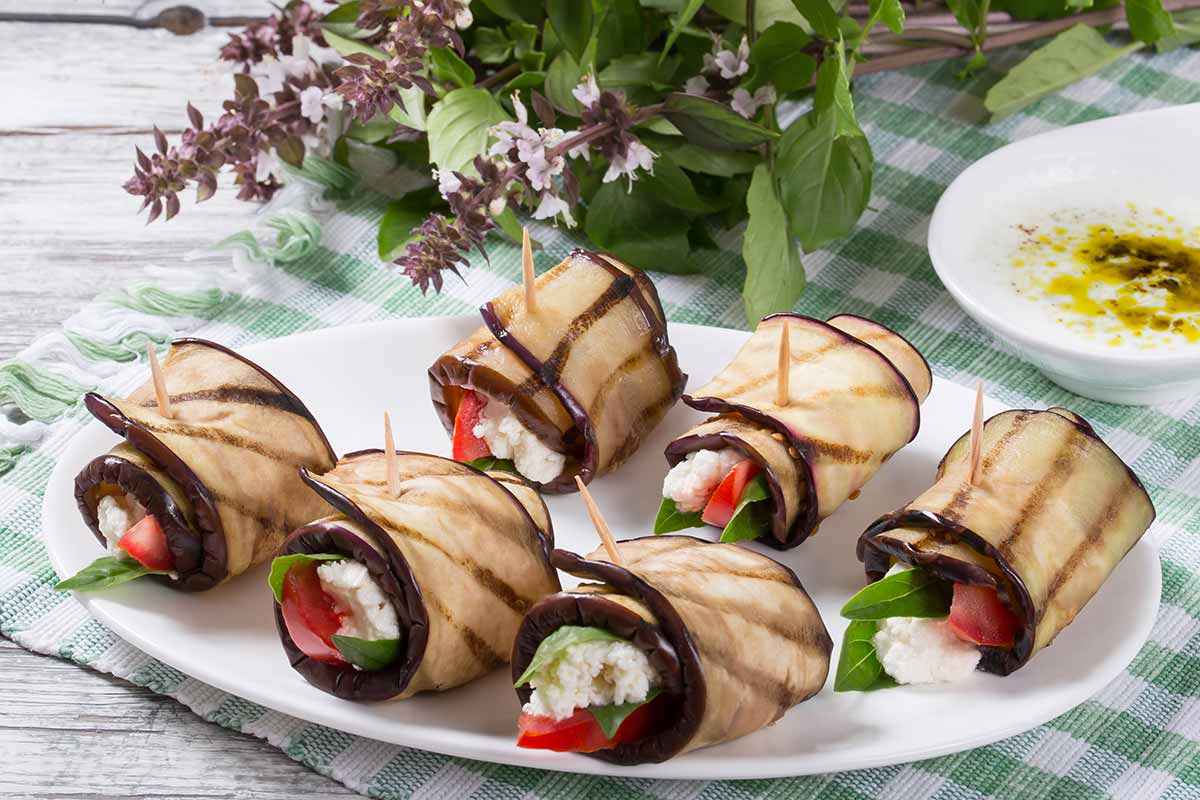 Piatto da portata con involtini di melanzane arrosto con formaggio