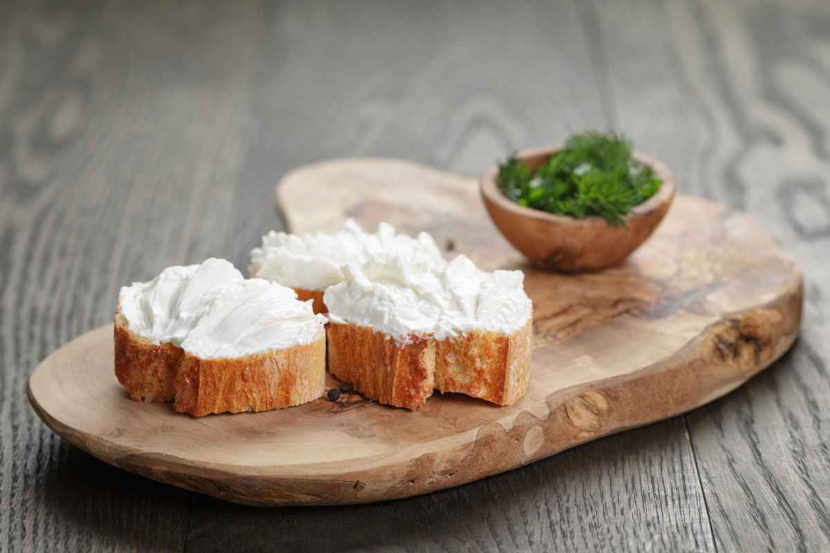 crostini di caprino al miele su talgliere di legno