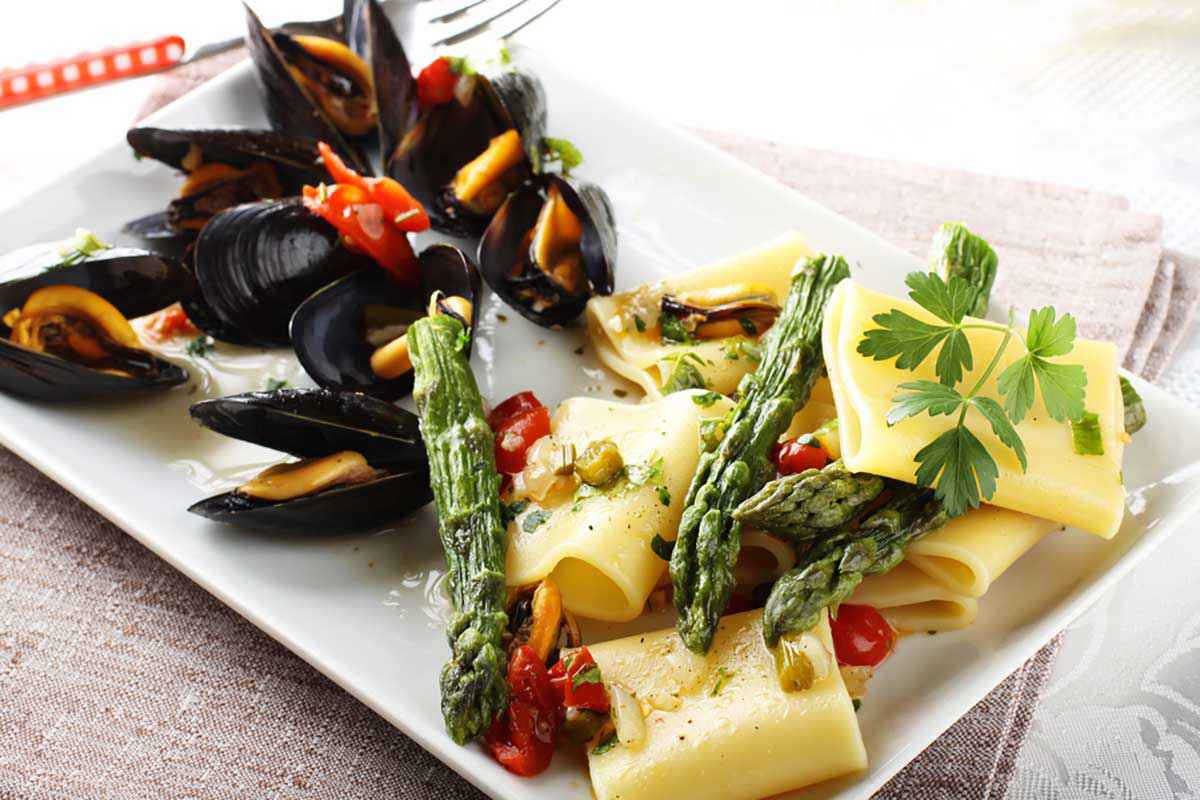 Paccheri con cozze, fonduta di grana e bottarga