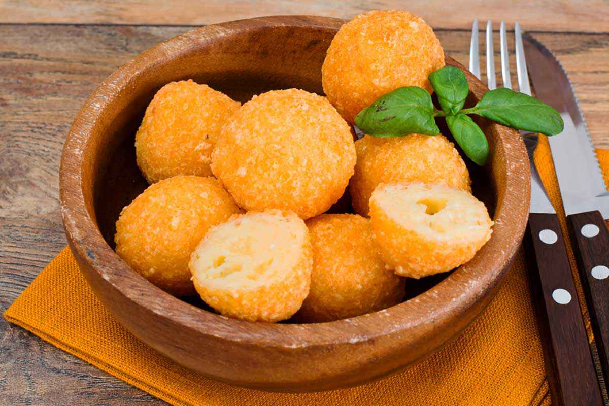 Palline di riso fritte con acciughe e formaggio