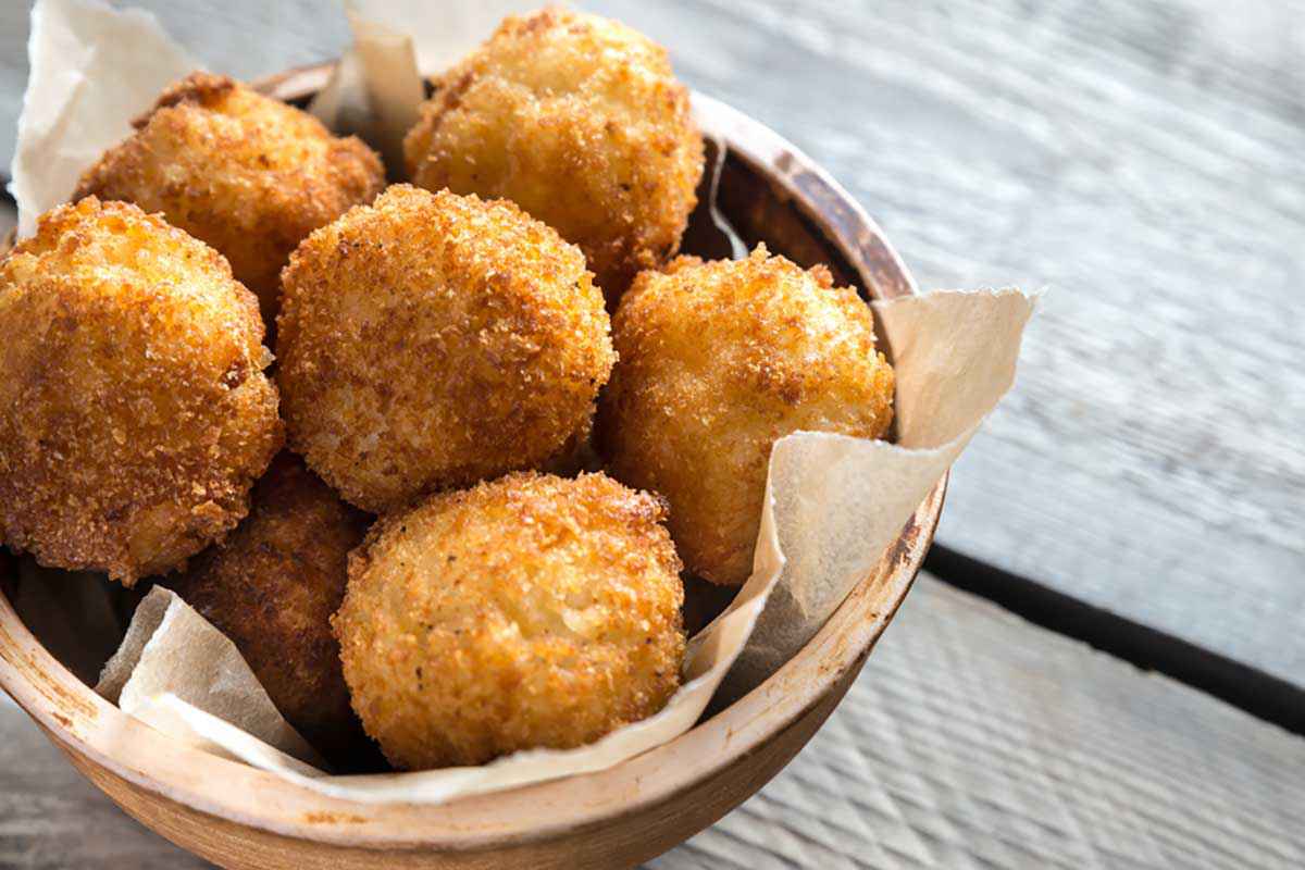 Polpette di riso e taleggio allo zafferano