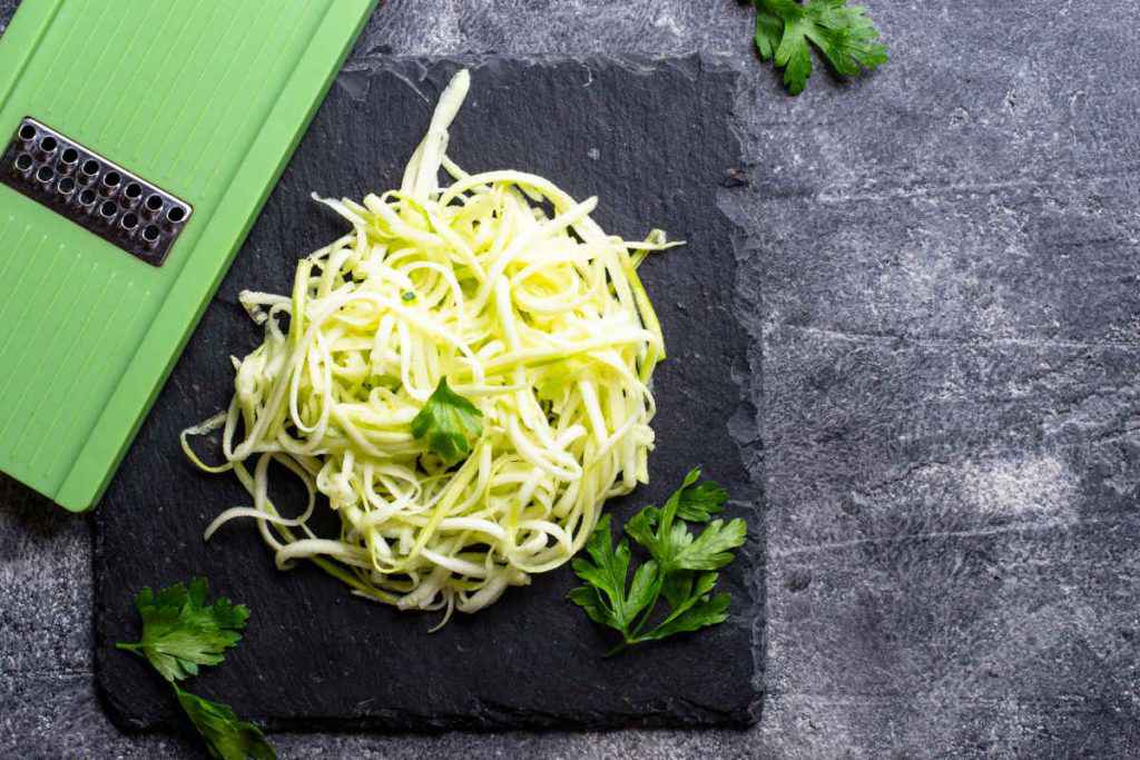 spaghetti di zucchine per il menu con poche calorie