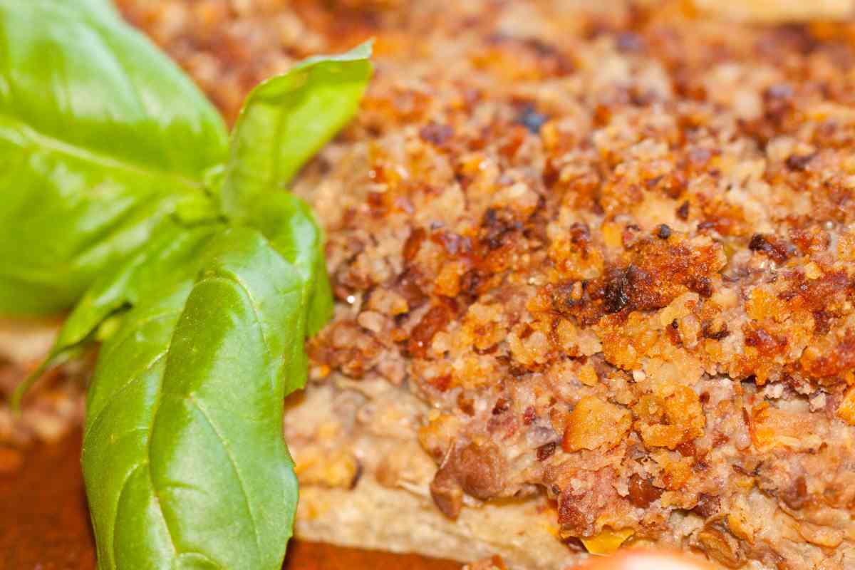 Crumble salato all'italiana con una foglia di basilico visto da vicino