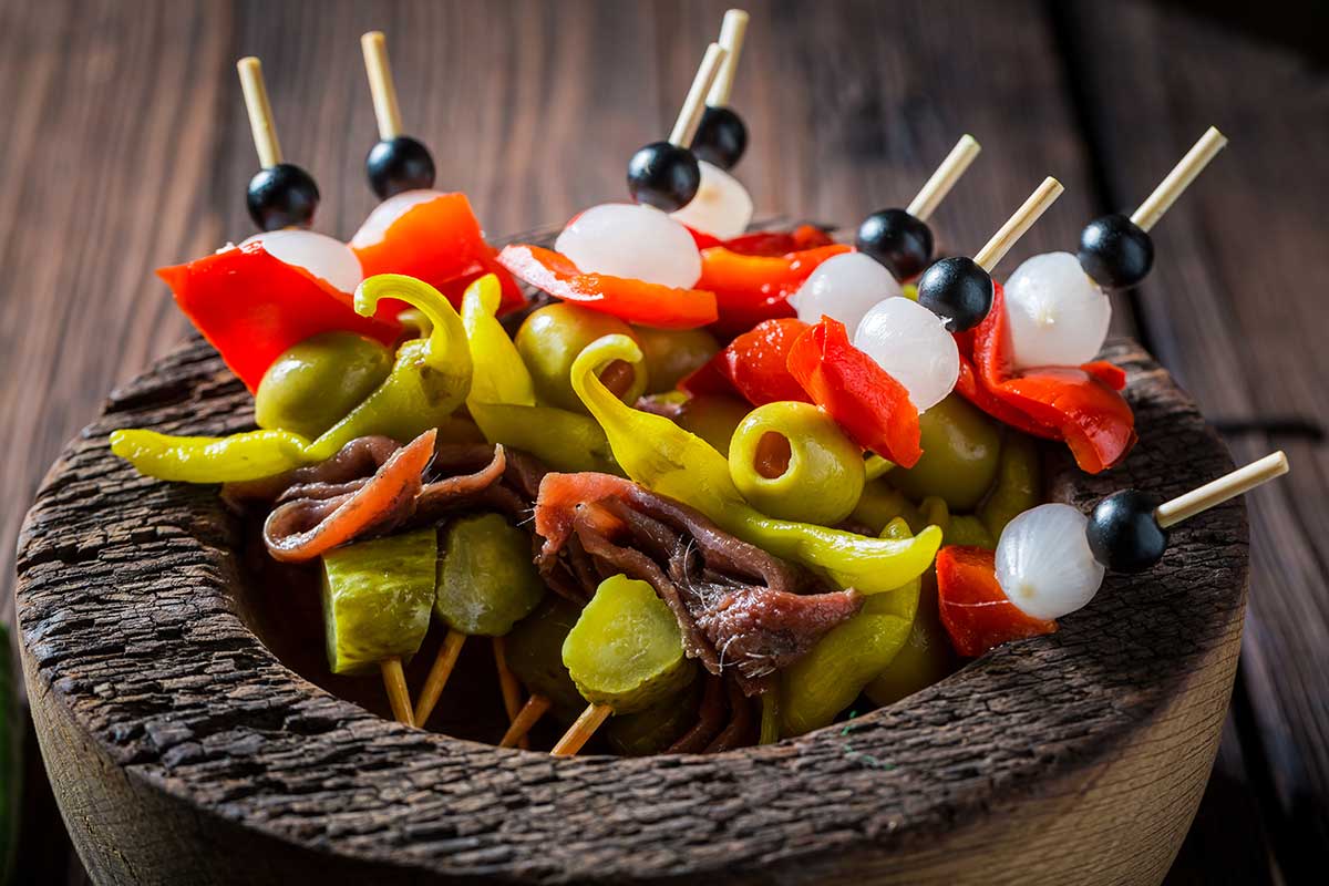 Banderillas con olive, peperoni e acciughe